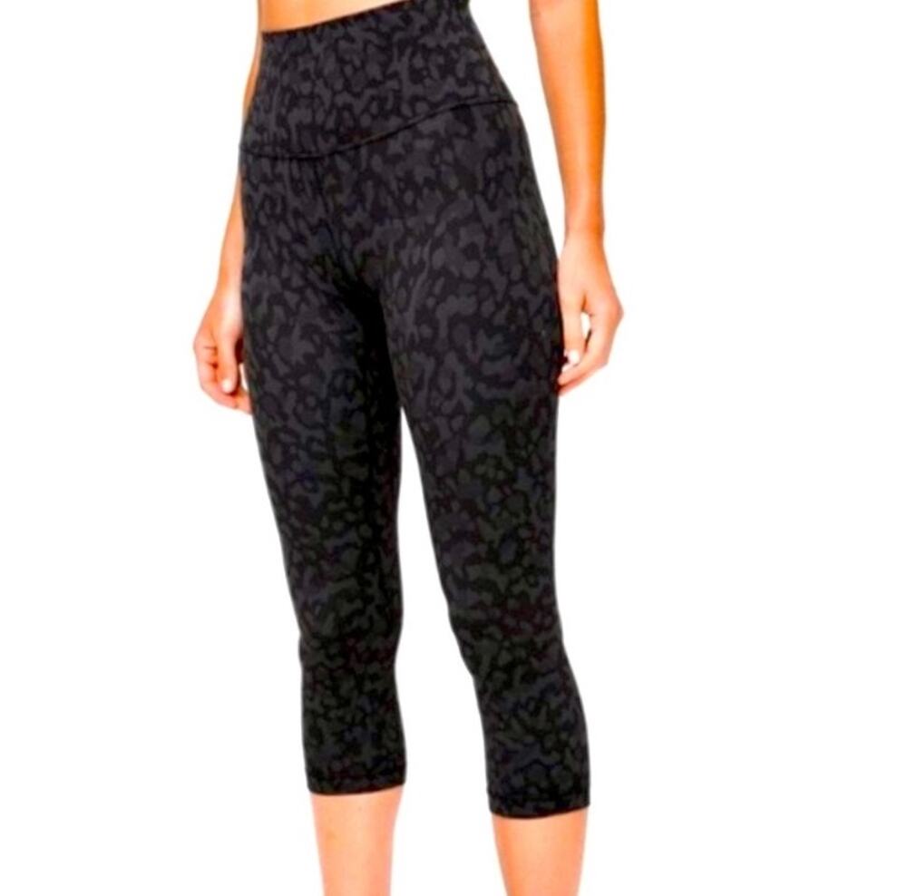 Lululemon capri leggings women’s size 6 black gray animal print athleisure